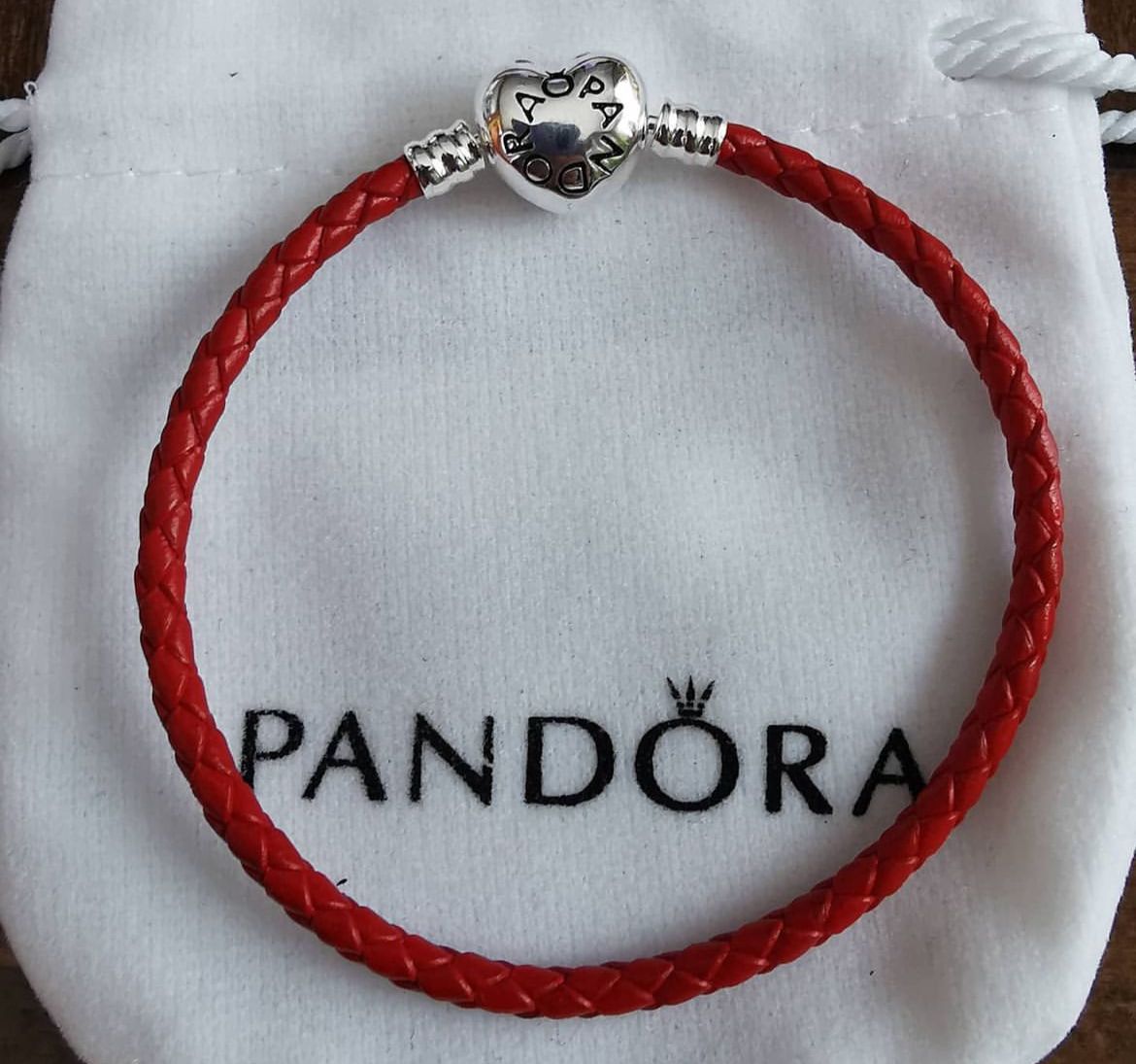 Brazalete de cuero trenzado rojo con broche de corazon Pandora