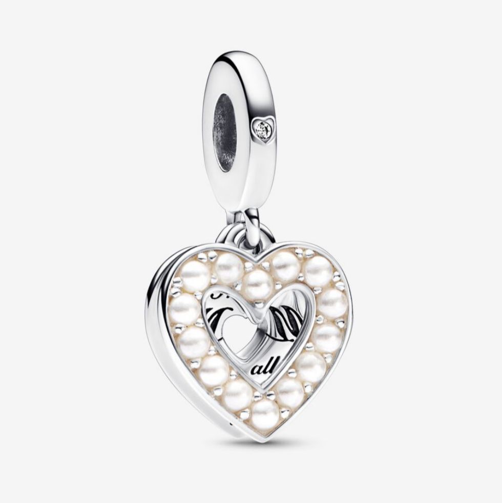 Charm doble corazon con perlas blancas