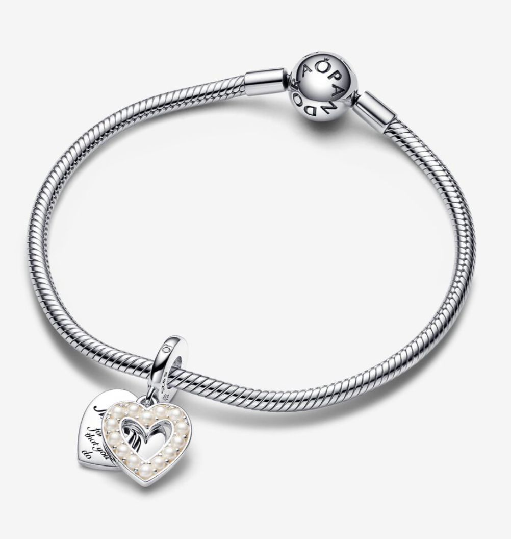 Charm doble corazon con perlas blancas